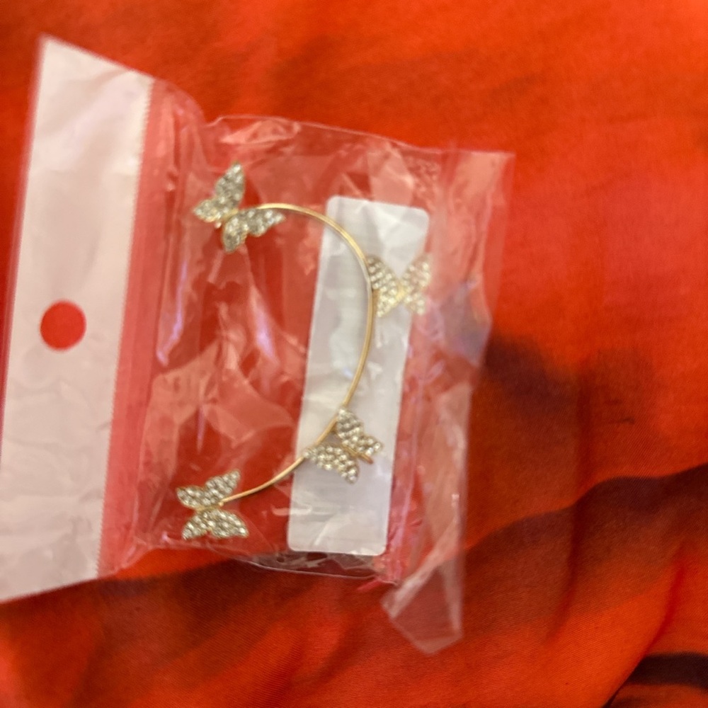 Looks rlly cool on the ear. Elegant and classy